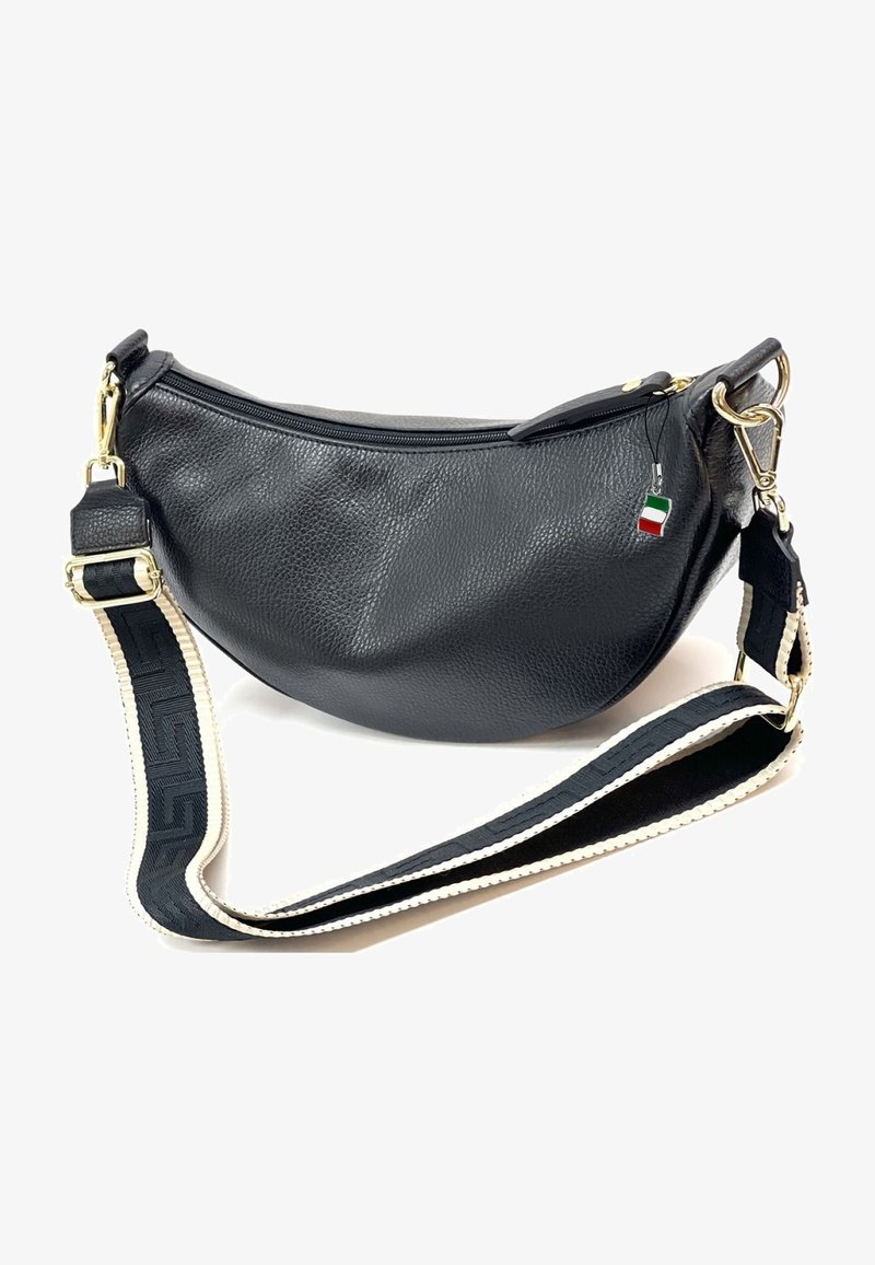 Zwarte leren handtas met een gebogen vorm, gouden hardware en een gestructureerde afwerking. Het heeft een contrasterende strap met een patroonontwerp.