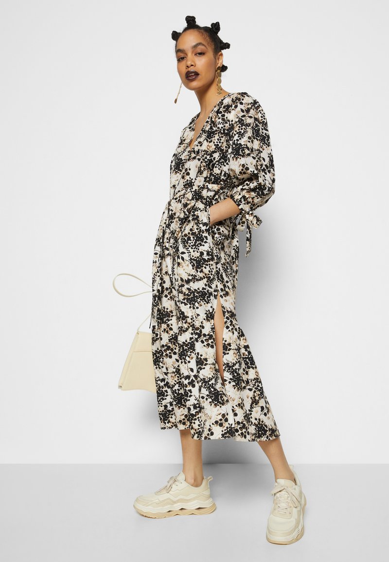 Damen Kleider | Mother of Pearl GATHERED MIDI DRESS WITH SPLITS Freizeitkleid branch floral/schwarz - RO85095 Damen Kleider | Mother of Pearl GATHERED MIDI DRESS WITH SPLITS Freizeitkleid branch floral/schwarz - RO85095