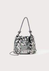 Piccola borsa argentata decorata con grandi paillette, con manico annodato e tracolla a catena, che presenta il logo del marchio Guess sulla parte frontale.