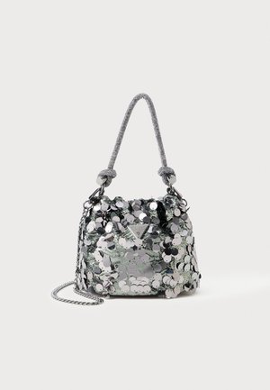 Kleine zilveren handtas bedekt met grote pailletten, met een geknoopte handgreep en een kettingriem, voorzien van een Guess-logo op de voorkant.