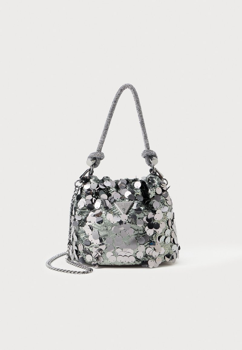 Piccola borsa argentata decorata con grandi paillette, con manico annodato e tracolla a catena, che presenta il logo del marchio Guess sulla parte frontale.