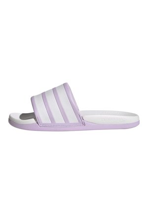 Ein einzelner fliederfarbener und weißer Slide-Sandal mit drei weißen Streifen und einer gepolsterten Sohle mit der Aufschrift „CLOUDFOAM“ an der Seite.