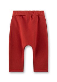 Sanfte rote Babypants mit elastischem Bund und tiefem Schritt, vor einem weißen Hintergrund präsentiert.