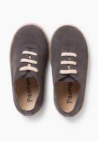 Scarpe in suede grigio con lacci beige, punta arrotondata e suola naturale testurizzata. All'interno presenta un logo del brand di colore marrone chiaro.