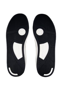 Zwart-witte sneakerzolen met een visgraatprofiel, ronde witte accenten en een reliëf merknaam langs de zijkanten.