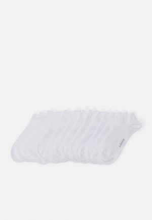 Kümme paari valgeid puuvillasegu pahkl socksid, millel on soonikkoes serv, sile tekstuur ja väike logo küljes.