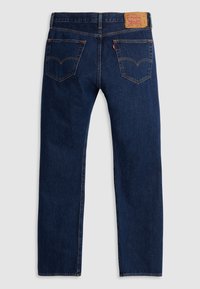 Jean Levi's bleu foncé droit vu de dos, avec deux poches arrière, un patch en cuir de la marque et une étiquette rouge Levi's.