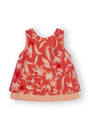 Vestido floral rojo con diseño sin mangas, que presenta una superposición transparente, textura suave y forro rosa claro en el dobladillo.