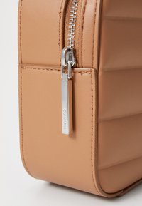 Calvin Klein LINE QUILT - Borsa a tracolla - lion