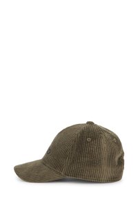 Casquette en velours côtelé vert olive avec texture côtelée, visière courbée, détail de logo brodé et œillets de ventilation sur le dessus.