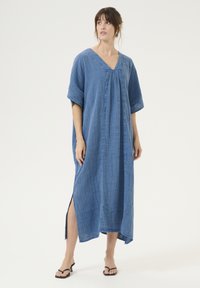 Zila kokvilnas maxi kleita ar V-veida kaklu, īsām piedurknēm un sānu izgriezumiem. Teksturēta auduma ar brīvu piegriezumu, līdz pusliekam.