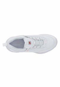 Scarpa da ginnastica bianca con superiore sintetico liscio, linguetta in mesh testurizzato, chiusura tradizionale con lacci e collare imbottito.