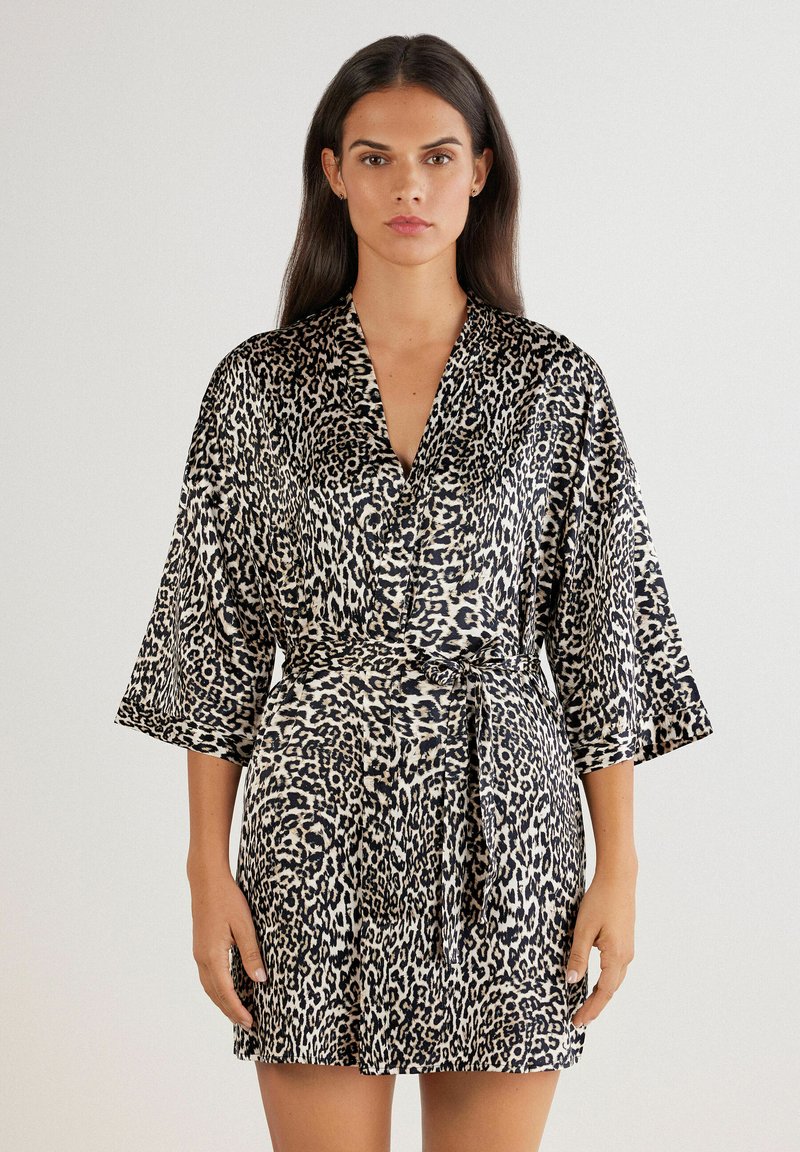 Leopardmønstret morgenkåbe med satinfinish, der har en omslag design, trekvartærmer og bælte i taljen.