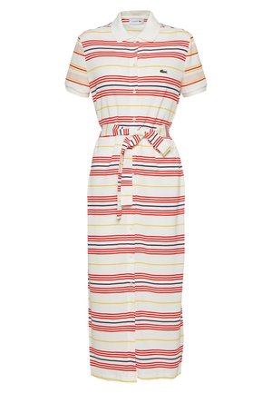 Witte polo-jurk tot op de knie met rode, marineblauwe en gele horizontale strepen, korte mouwen, knoopsluiting aan de voorkant en een bijpassende stoffen ceintuur in de taille.