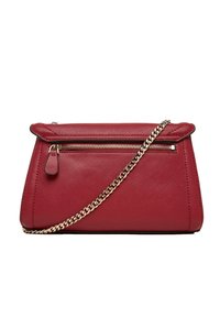 Sac à main en cuir texturé rouge avec une chaîne en or, doté d'une fermeture éclair et d'une conception structurée.