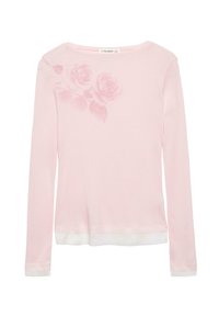 Langärmliges rosa T-Shirt mit weißem Saum, dezentem Rosenmuster auf der linken Schulter und rundem Ausschnitt. Weiche Stoffstruktur.