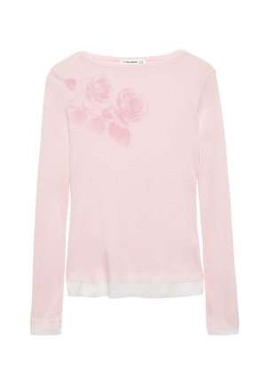 Różowa koszulka z długim rękawem z białym obszyciem, z delikatnym nadrukiem róży na lewym ramieniu i okrągłym dekoltem. Miękka faktura tkaniny.