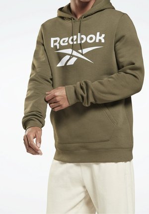 Sudadera Reebok verde oliva con un gran logo blanco, capucha ajustable y bolsillo frontal. Puños y dobladillo de canalé con una textura suave.