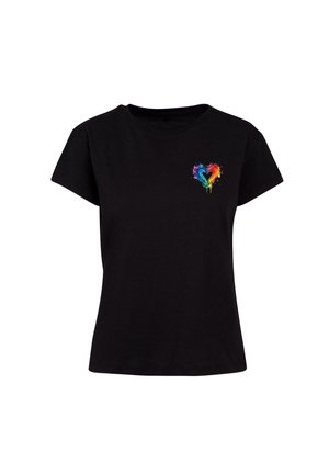 T-shirt in cotone nero con maniche corte e scollatura rotonda, caratterizzato da un design a forma di cuore colorato in tonalità arcobaleno sul petto.