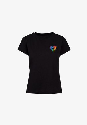 Czarna bawełniana koszulka z krótkimi rękawami i okrągłym dekoltem, z kolorowym wzorem serca w tęczowych odcieniach na piersi.