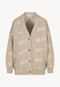 Beige cardigan met een V-hals, oversized pasvorm en een wit "BIZUU" logo patroon. Het heeft vier grote knopen en geribbelde manchetten.