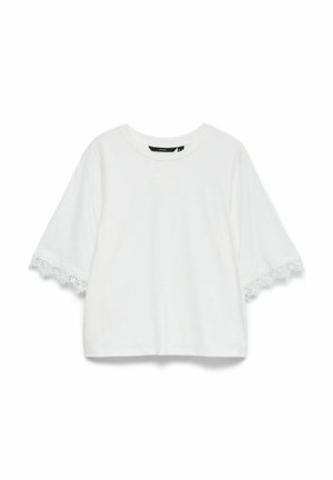 Blouse blanche à manches courtes avec encolure ronde et bordure en dentelle sur les bords des manches, présentée sur fond blanc.