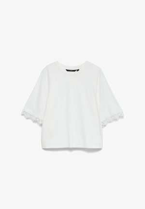 Blouse blanche à manches courtes avec encolure ronde et bordure en dentelle sur les bords des manches, présentée sur fond blanc.
