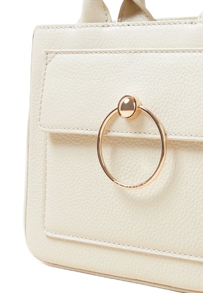 Sac à main en cuir crème avec une surface texturée, de forme rectangulaire, poche avant et accent en anneau doré.