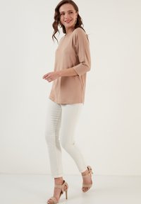 LELA CREW NECK  - Pikkade varrukatega topp - biscuit color