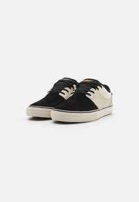Globe MAHALO - Sapatilhas - black/off-white