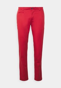 Pantalon en coton rouge à coupe slim, avec poches avant et arrière, et une fermeture à boutons. Il présente une texture lisse et un design sur mesure.