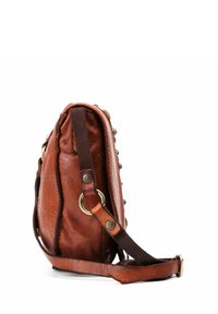 Borsa a tracolla in pelle marrone con finitura texture, cinturino regolabile e borchie metalliche decorative lungo il lato.