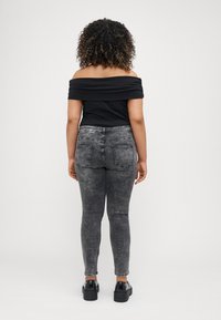ONLY Carmakoma CARRUSH MID WAIST  - Uske traperice - grey denim