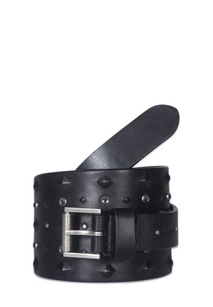 Ceinture large en cuir noir avec des clous argentés et une boucle rectangulaire argentée, partiellement enroulée sur un fond blanc.