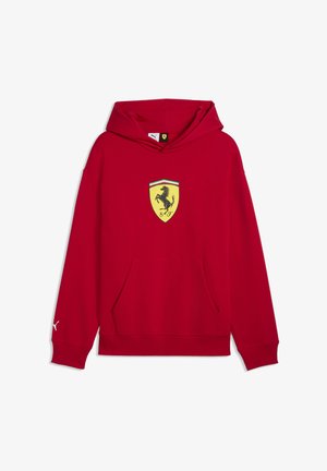 Rode hoodie met capuchon en een kangaroo-zak aan de voorkant, met een zwart Ferrari-logo in een geel schild op de borst. Zacht materiaal, geribbelde manchetten.