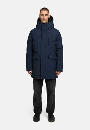 Marineblauer isolierter Parka mit Kapuze, ausgestattet mit zwei Fronttaschen und einem Reißverschluss. Das Material wirkt glatt und hat eine langlebige Textur.