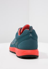 Teal en koraal sportshoe met een bovenwerk van mesh en synthetisch materiaal, gevoerd kraag en een gestructureerde rubberen zool. Reflecterende accenten op de hiel.