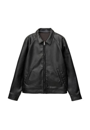 Veste en cuir noir avec un col, fermeture éclair sur le devant et deux poches latérales. Présente une texture lisse et une silhouette décontractée.