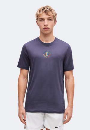 Nike Performance, TEE HERITAGE - Спортна тениска - gridiron