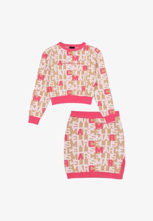 Completo a due pezzi in maglia con top corto a maniche lunghe e gonna, caratterizzato da un motivo ripetuto in beige, bianco e rosa con testo "MARC ELLIS" e rifiniture rosa.