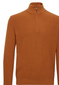 Rustfarbener Strickpullover mit hohem Kragen und Viertelreißverschluss; gerippte Textur und taillierte Passform.