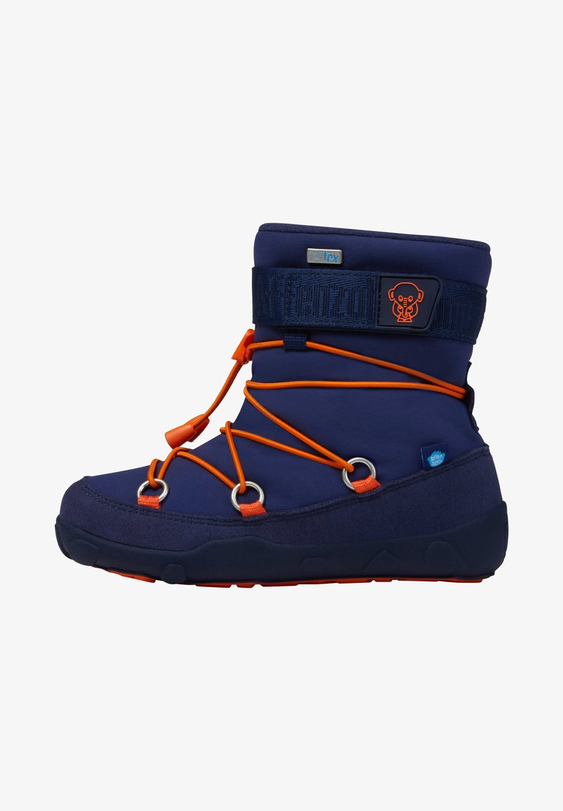 Marineblauwe waterdichte boot met oranje veters, metalen eyelets en een gestructureerde band. Bevat een logopatch op de enkel en een rubberen zool.