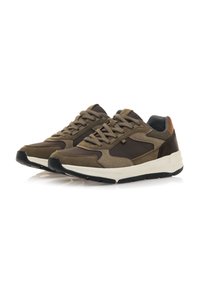 Sneaker in suede e pelle marrone con accenti in rete, suola intermedia bianca e suola in gomma nera. Comprende lacci rotondi e dettagli cuciti.