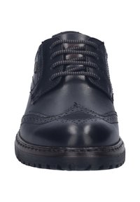 Scarpe oxford in pelle nera con design a punta traforata, lacci marroni a contrasto e suola in gomma testurizzata. Stile formale classico.