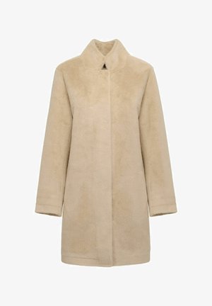 Beżowy płaszcz z sztucznego futra o miękkiej fakturze, prostym kroju, wysokim kołnierzu i długich rękawach. Posiada ukryte zapięcie z przodu i brak widocznych elementów metalowych.