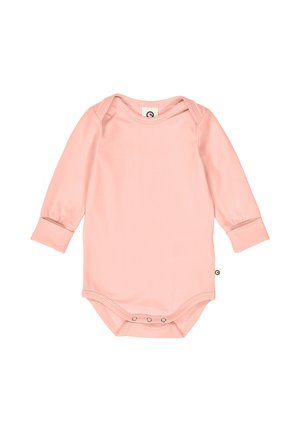 Blødt lyserødt babyheldragt med lange ærmer, kuvertudskæring og trykknapper i skridtet for nem bleændring.