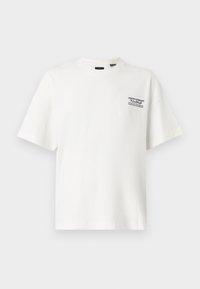 Witte katoenen t-shirt met korte mouwen, ronde hals en een klein zwart bedrukt logo op de linkerborst. Glad textuur.