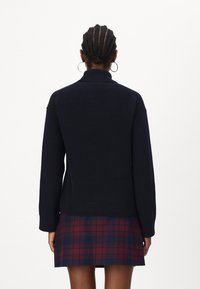 Tommy Hilfiger CARDI granatowy