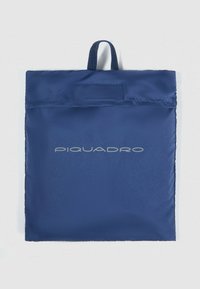 Borsa tote in nylon blu navy con manico superiore e chiusura a Velcro. Presenta il logo "PIQUADRO" in argento sul davanti. Texture liscia.