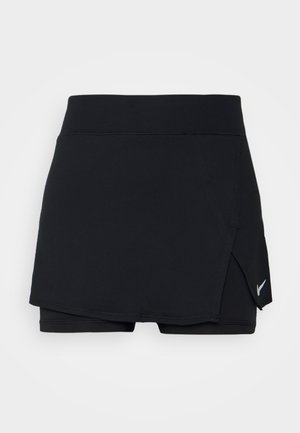 Skort desportivo preto feito de tecido leve, com uma cintura elástica, calções incorporados e uma fenda lateral com um pequeno detalhe de logotipo.